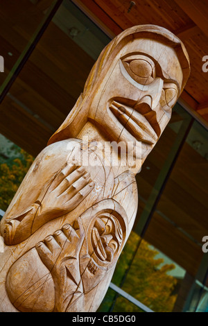 La sezione superiore di un non verniciata del totem pole in Victoria, Canada Foto Stock