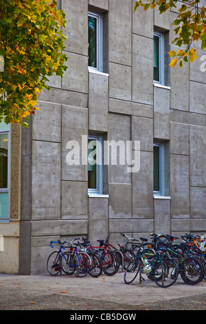 Un ulteriore parete di cemento calettato su di un edificio per la protezione antisismica Foto Stock