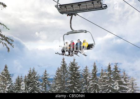 Gli sciatori sulla seggiovia a Les Gets, Haute Savoie, Rhône-Alpes, in Francia Foto Stock