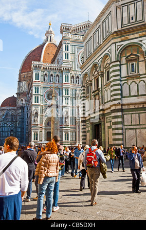 I turisti e i locali al di fuori del Battistero di San Giovanni, il Battistero di San Giovanni, nel centro di Firenze, Italia. Sullo sfondo del Duomo. Foto Stock