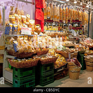 Il cibo in stallo il Mercato Centrale, Firenze, la vendita di diversi tipi di pasta, anche pomodori secchi, erbe aromatiche, vino e limoncello,Italia, Foto Stock