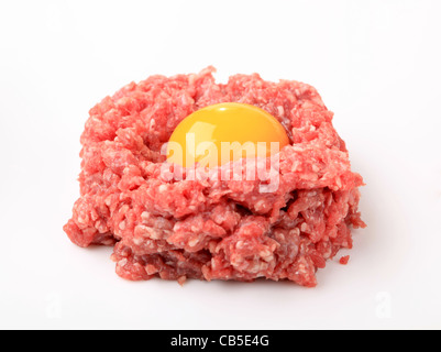 Raw fatti in casa a base di carne trita con uovo e erbe closeup, vista  dall'alto Foto stock - Alamy