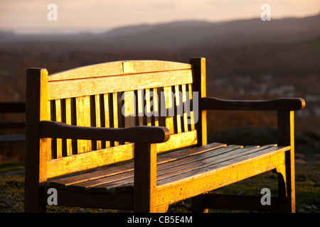 Un memoriale di sede sulla testa Orrest sopra Windermere nel Lake District, Cumbria, Regno Unito. Foto Stock