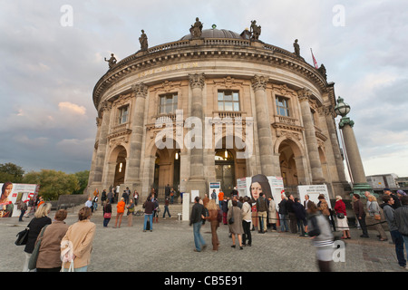 I visitatori in coda davanti al Museo Bode-Museum a 'Museum' dell'isola, nel quartiere Mitte di Berlino, Germania, Europa Foto Stock