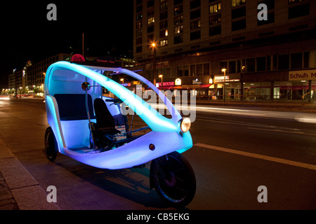 Rispettosi dell'ambiente bike taxi (ciclo bike; velo) in taxi in attesa di clienti a Berlino Foto Stock