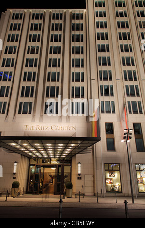 Il Ritz Carlton Hotel a Potsdamer Platz di Berlino di notte Foto Stock