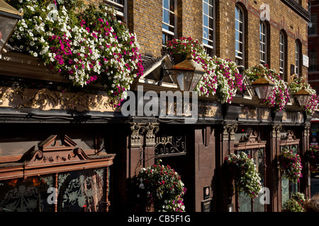 L'Albert taverna, Victoria Street, Londra, Inghilterra Foto Stock