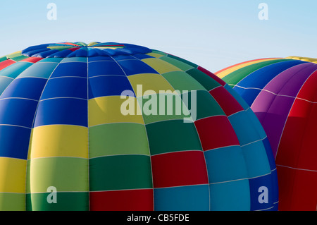 Le sezioni superiore di colorate mongolfiere gonfiare o ascendente Foto Stock