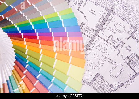 Sfondo palette colorate al di sopra di un piano di progetto Foto Stock
