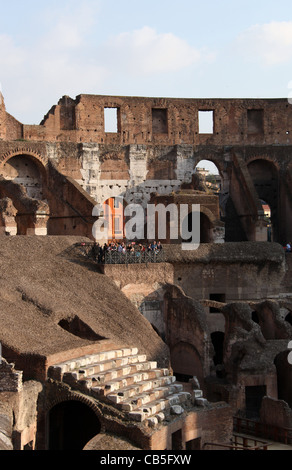 Posti a sedere nel Colosseo di Roma Foto Stock