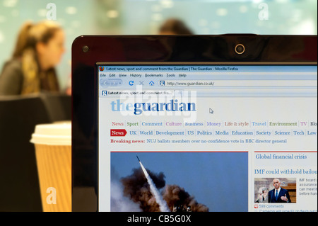 Il quotidiano The Guardian sito shot in un coffee shop (solo uso editoriale: -print, TV, e-book e Redazione sito web). Foto Stock