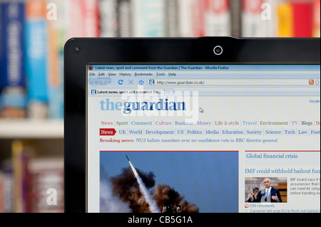 Il quotidiano The Guardian sito sparato contro una libreria sullo sfondo (solo uso editoriale: -print, TV,e-book e Redazione sito web). Foto Stock