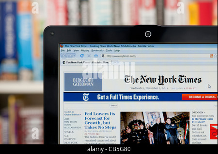 Il sito del New York Times sparato contro una libreria sullo sfondo (solo uso editoriale: -print, TV, e-book e Redazione sito web). Foto Stock