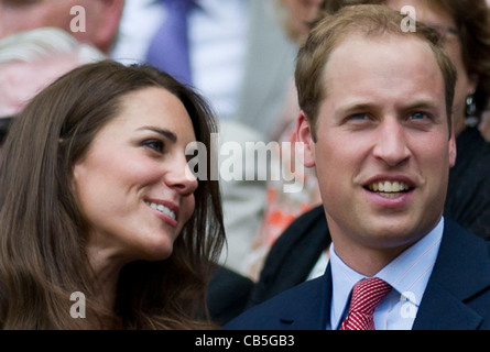 27.06.2011. Il Duca e la Duchessa di Cambridge in Royal Box guardando il Murray v Gasquet match. Wimbledon Tennis Championships. Foto Stock