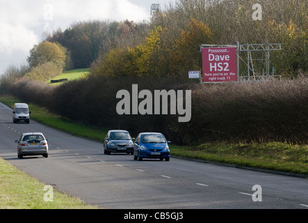 Segno sulla A413 vicino a Amersham, esortando "Ave" il primo ministro di riconsiderare la HS2 ferrovia proposta piani. Foto Stock