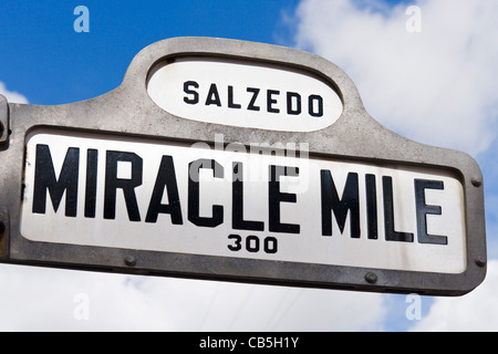 Un cartello stradale per la Miracle Mile (Coral Way), Coral Gables, Miami, Florida, Stati Uniti d'America Foto Stock