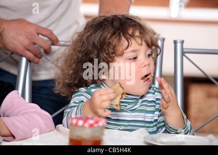 Little Boy mangiare pancake Foto Stock