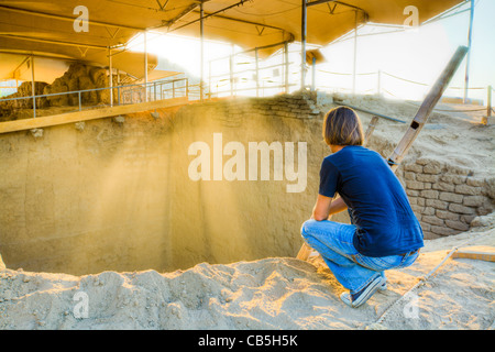 Uomo che guarda nella tomba scavata nel Sipan Foto Stock