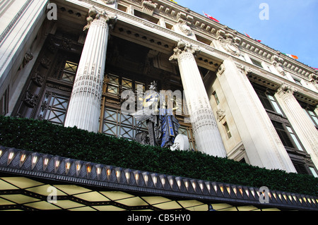 "Regina del tempo" scultura all'entrata dal grande magazzino Selfridges, Oxford Street, Westminster ,Greater London, England, Regno Unito Foto Stock