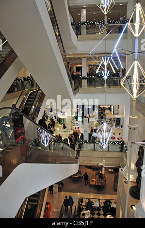 Vista interna di dal grande magazzino Selfridges a Natale, Oxford Street, City of Westminster, Londra, Inghilterra, Regno Unito Foto Stock