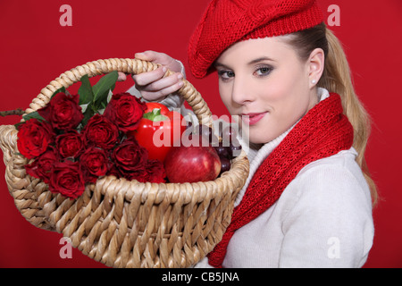 Bella bionda cestello di trasporto riempito con rosso e vestiti per la corrispondenza Foto Stock