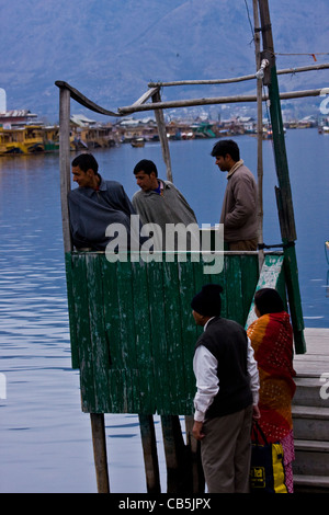 Scena di vita quotidiana dal sentiero intorno al lago dal, Srinagar, Kashmir, India, con gli uomini Kashmiri nel loro abito tradizionale / tessuto / abbigliamento. Foto Stock