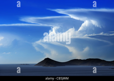 Nuvole di tempesta sul lago Titicaca Foto Stock