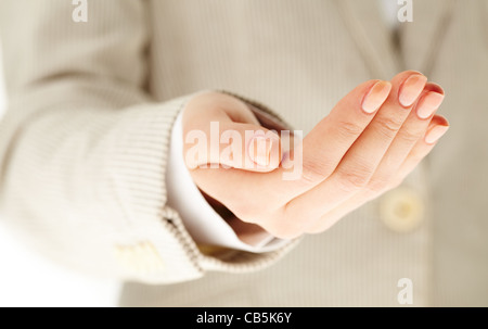 Immagine della mano umana mantenendo il palmo rivolto verso l'alto sullo sfondo delle donne Foto Stock