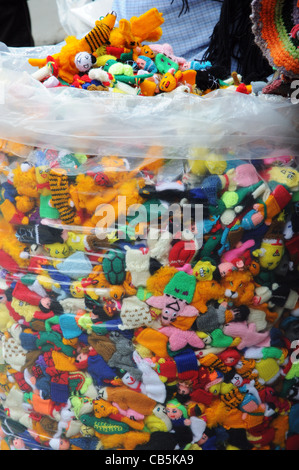 Una borsa piena di piccoli giocattoli a maglia Foto Stock
