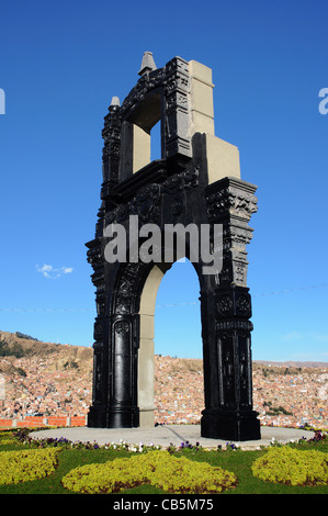 Un monumentale arco sul Killi Killi Mirador in La Paz in Bolivia Foto Stock
