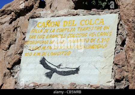 Una lapide a Cruz del Condor, il luogo famoso per la visualizzazione del condor andino in volo al Canyon del Colca, Perù Foto Stock