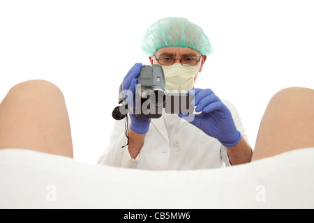 Medico ostetrico riceve il parto su sfondo bianco Foto Stock