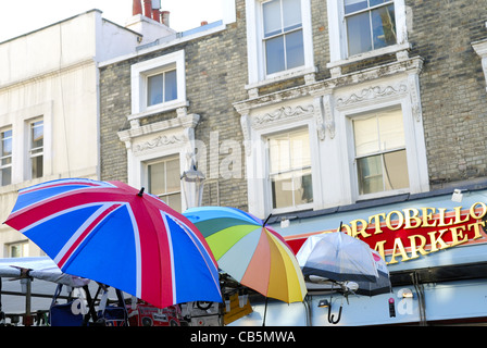 Ombrello colorato presso il Mercato di Portobello, London REGNO UNITO Foto Stock