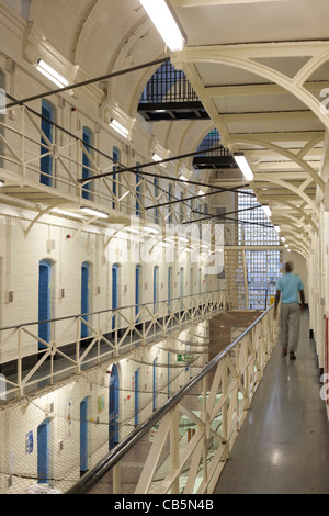 Uomo che cammina lungo l'era vittoriana gli sbarchi di Wandsworth prison London REGNO UNITO Foto Stock