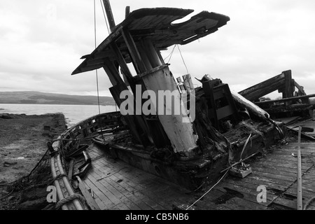 Distrutto barche da pesca spiaggiata sul litorale di Salen, Isle of Mull. Foto Stock