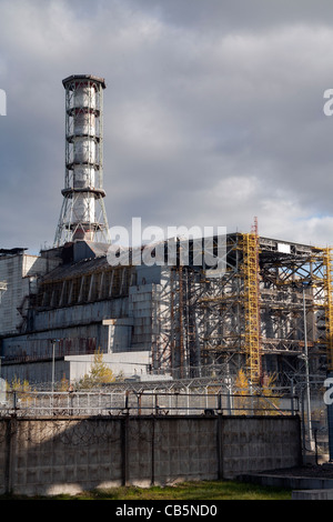 Reattore numero 4 di Cernobyl, incassato nel suo vecchio sarcofago con quello nuovo costruito dal suo lato, Ucraina Foto Stock