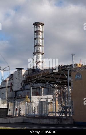 Reattore numero 4 di Cernobyl, incassato nel suo vecchio sarcofago con quello nuovo costruito dal suo lato, Ucraina Foto Stock