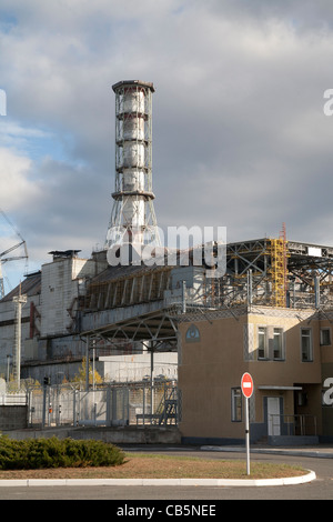 Reattore numero 4 di Cernobyl, incassato nel suo vecchio sarcofago con quello nuovo costruito dal suo lato, Ucraina Foto Stock