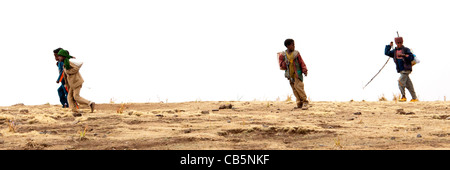 Villaggio locale i bambini lungo la scarpata settentrionale in Simien Mountains, l'Etiopia settentrionale, Africa. Foto Stock