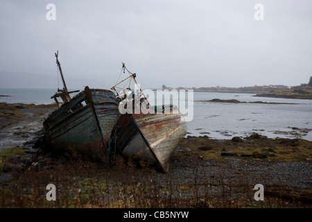 Distrutto barche da pesca spiaggiata sul litorale di Salen, Isle of Mull. Foto Stock