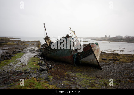 Distrutto barche da pesca spiaggiata sul litorale di Salen, Isle of Mull. Foto Stock