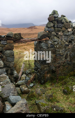 Rovinato fabbricato agricolo e distante Glen More, Isle of Mull, Scozia. Foto Stock
