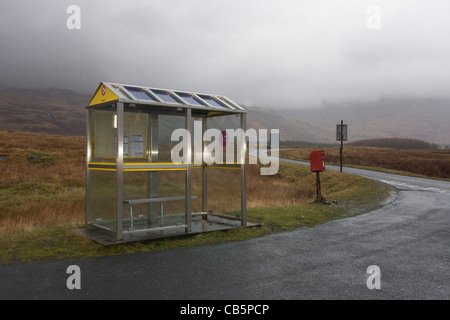 Fermata autobus di fronte al bivio di B8035 e un849 strade vicino al Pennyghael, Isle of Mull, Scozia. Foto Stock