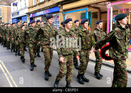 Esercito britannico cadetti marzo nel ricordo sfilata in Sherborne Dorset Foto Stock
