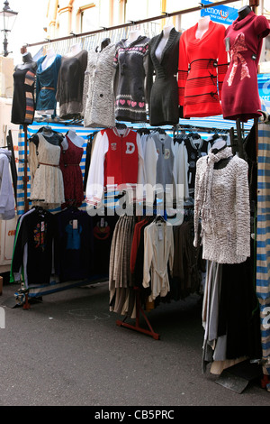 Abbigliamento per la vendita in un mercato di strada a Sherborne Dorset Foto Stock