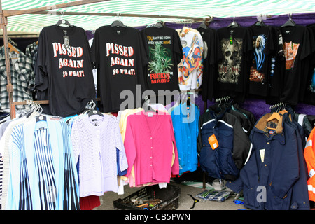 T-shirt per la vendita in una serata Street Market a Sherborne Dorset Foto Stock