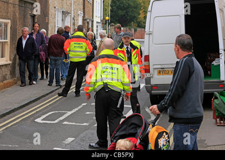 Uomini della sicurezza in occasione di un evento in Dorset mantenere piantagrane indesiderate al di fuori della zona Foto Stock