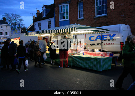 Strada di sera le bancarelle del mercato a Sherborne Dorset Foto Stock