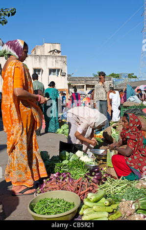 Le donne indiane acquistare verdure. Diu mercato. Territori dell'unione di Daman e diu. India Foto Stock