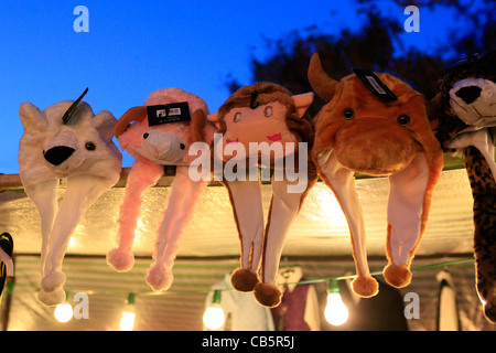 Soffici cappelli animali in vendita da una serata Street Market stallo in Sherborne Dorset Foto Stock